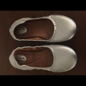 Clarks Artisan Silver Ballet Flats- like new